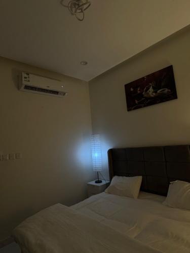 Ένα ή περισσότερα κρεβάτια σε δωμάτιο στο شقه غرفه وصاله وإطلاله وطاولة طعام هاديه وآنيقه