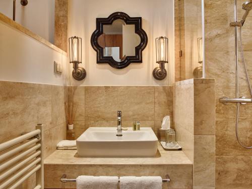 
Et badeværelse på PEST-BUDA Design Hotel by Zsidai Hotels at Buda Castle
