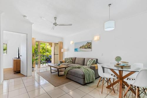Imagen de la galería de Urban Tropics Modern Resort Apartment near Cairns CBD, en Westcourt