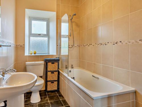 a bathroom with a sink and a tub and a toilet at 1 Bed in Edzell CA335 in Edzell