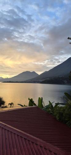 Una vista de un lago con montañas al fondo. en La casa del tío, en San Juan La Laguna