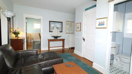 - un salon avec un canapé en cuir et des toilettes dans l'établissement Windsor Escape, à Cape May