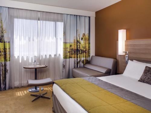 Ένα ή περισσότερα κρεβάτια σε δωμάτιο στο Hôtel Mercure Mâcon Bord de Saône