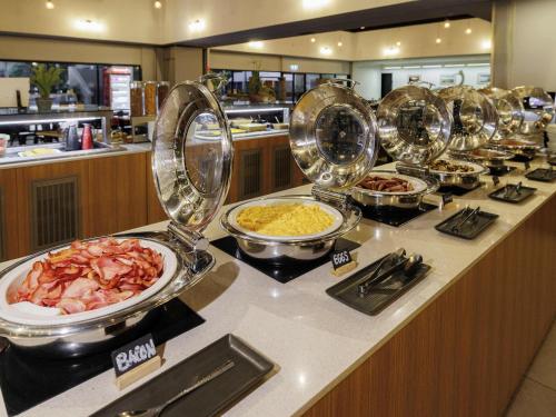 Una línea de buffet con muchos tipos diferentes de comida. en Mercure Kakadu Crocodile, en Jabiru