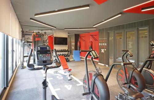 a gym with two bikes in a room at Departamento 2D y 2B Ñuñoa a pasos Mall Plaza Egaña in Santiago