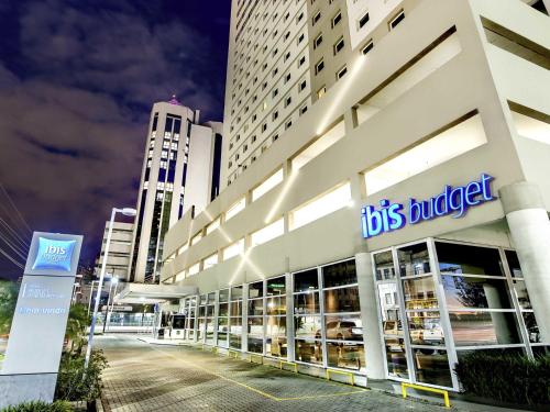 Un edificio con un cartel de buffet en frente. en ibis budget Porto Alegre - Super Econômico, en Porto Alegre