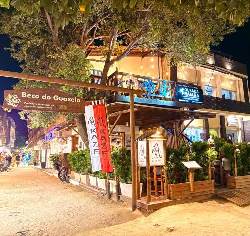 Un edificio con un cartel que dice Boro do Cuoco en Pousada Praiana Jericoacora, en Jericoacoara