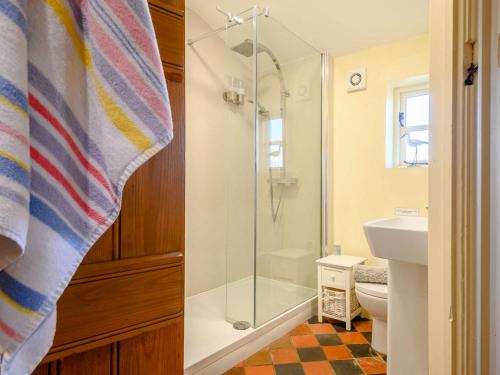 Un baño con ducha, inodoro y lavabo. en 4 Bed in Blakeney 90589, en Awre
