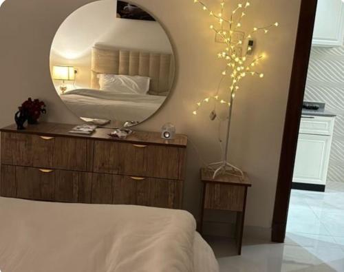 ハフル・アル・バティンにあるشقه وغرفه وصاله ومطبخ كامل هاديه عائليهのベッドルーム(大きな鏡、ベッド付)