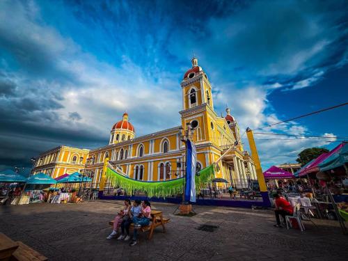 Et lokalt vartegn tæt på hotellet