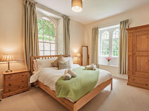Postel nebo postele na pokoji v ubytování 3 Bed in Borrowdale SZ061