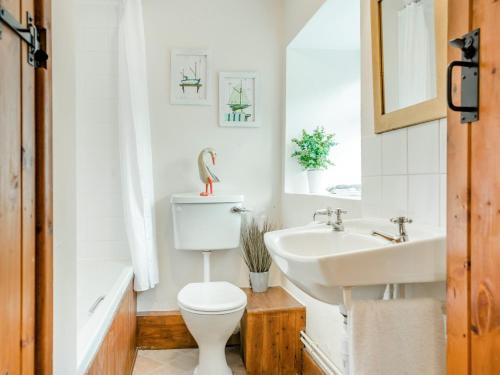 ein Badezimmer mit Toilette und Waschbecken in der Unterkunft 2 Bed in Bridport 58848 in Powerstock