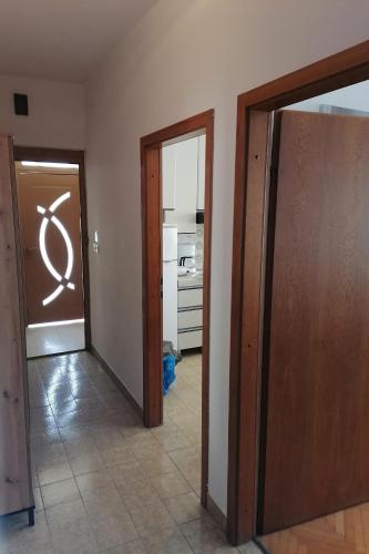 Apartments by the sea Kastel Gomilica, Kastela - 22370