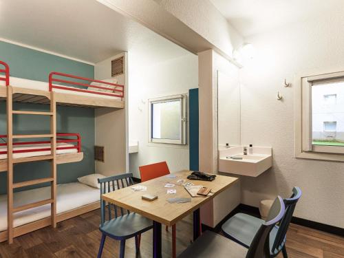a small room with a table and a bunk bed at hotelF1 Poitiers Nord Futuroscope in Chasseneuil-du-Poitou