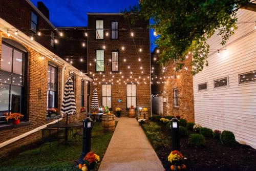 a walkway with lights on the side of a building at The Woodford Hotel in Versailles