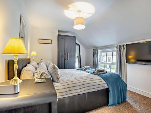 une chambre avec un lit avec un bureau et une fenêtre dans l'établissement 4 Bed in Docking 91588, à Docking