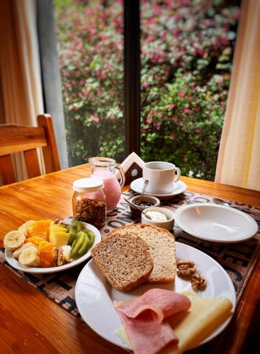 Una mesa con un plato de comida para desayunar encima. en Hosteria Andina, en Esquel