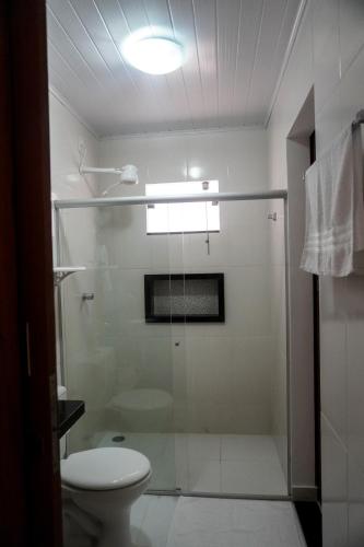 a bathroom with a glass shower with a toilet at Apartamento Baixu 1 in Prado