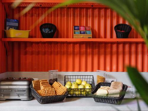 Un mostrador con cestas de pan y otros alimentos. en ibis budget Nanterre la Defense, en Nanterre