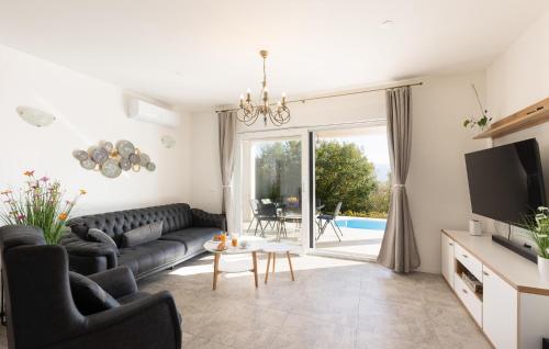 Μια τηλεόραση ή/και κέντρο ψυχαγωγίας στο Lovely Home In Sinj