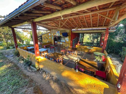 una vista sul soffitto di una casa con tavolo e sedie di Pousada Tabuleiro Eco a Conceição do Mato Dentro