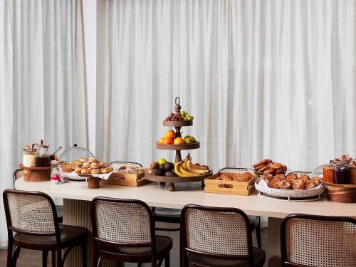 Una mesa con un montón de comida encima en Novotel Geelong, en Geelong