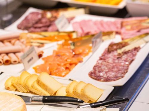 ホテルの敷地内または近くでの食事または食べ物