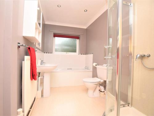 une salle de bain avec toilettes, lavabo et douche dans l'établissement 4 Bed in Cromer KT116, à Cromer
