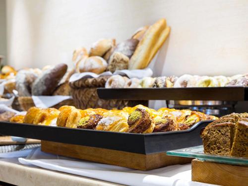 ラス・アル・ハイマにあるPullman Resort Al Marjan Islandのパン・ペストリー