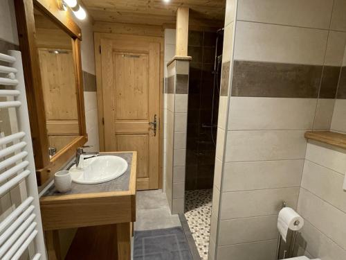 une salle de bain avec lavabo et douche dans l'établissement Chalet spacieux à Samoëns, 6 chambres, idéal pour 14 personnes avec Wifi - FR-1-846-1, à Samoëns