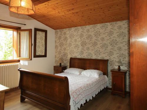 ein Schlafzimmer mit einem Bett und einer Holzdecke in der Unterkunft Charmante Villa à Samoëns avec Wifi et 2 Chambres - FR-1-846-34 in Samoëns