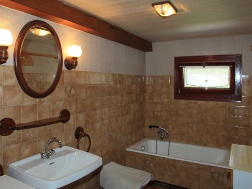 ein Badezimmer mit Waschbecken, Badewanne und Spiegel in der Unterkunft Charmante Villa à Samoëns avec Wifi et 2 Chambres - FR-1-846-34 in Samoëns