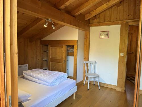 une petite chambre avec un lit et une chaise dans l'établissement Chalet pour 8 avec Wifi à Samoëns - FR-1-846-36, à Samoëns