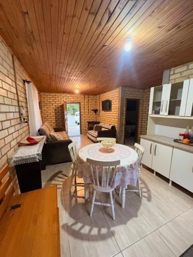 a kitchen and dining room with a table and chairs at Casa de sítio in Annitapolis