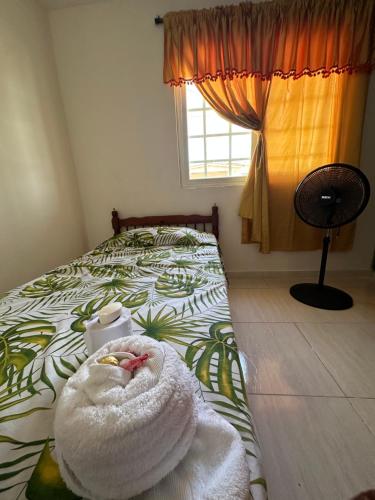 ein Schlafzimmer mit einem Bett und einem Handtuch darauf in der Unterkunft Cuarto amoblado, Arraijan 