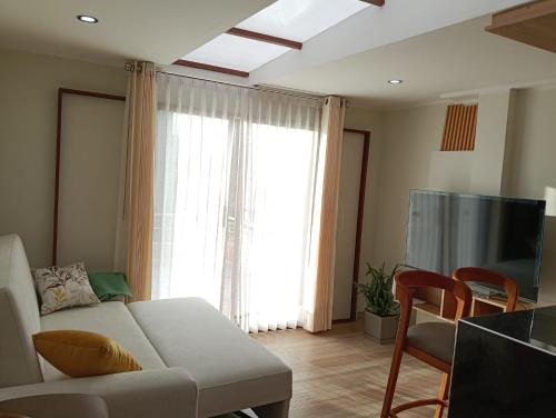 ein Wohnzimmer mit Sofa und Fernseher in der Unterkunft Minidepa con vista al Misti, near Plaza de Armas in Arequipa