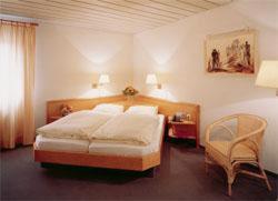 Un pat sau paturi într-o cameră la Ochsen Hotel & Restaurant Binzen / Basel