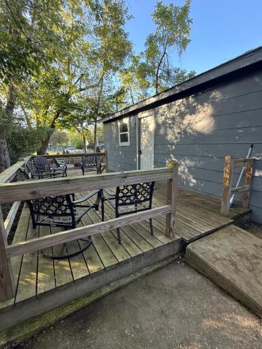 una terrazza in legno con panche e un edificio di Little Blue a Van Buren