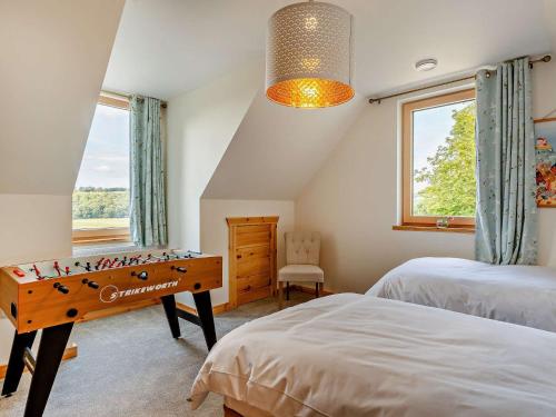 Un dormitorio con un tablero de ajedrez sobre una mesa. en 4 Bed in Kippford 95234, en Kippford