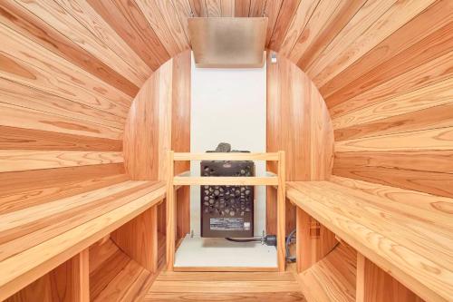 a small sauna with a room with aperature at COCO VILLA 九十九里一宮-Sauna- in Ichigaya