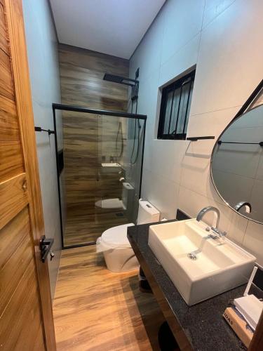 a bathroom with a sink and a toilet and a mirror at Studio Casa21 - Moderno e aconchegante in Cáceres