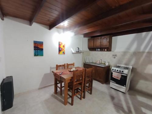 a kitchen with a table and chairs and a stove at Departamento en Dolores Precio exclusivo en entrada a Parque Termal in Dolores