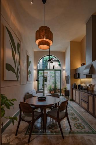 a kitchen and dining room with a table and chairs at Casa Pistache, colonial hideout in Campeche