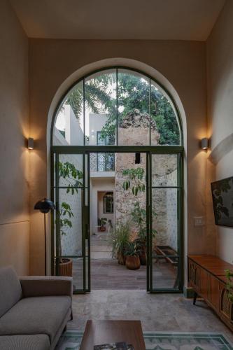 an open living room with a large glass door at Casa Pistache, colonial hideout in Campeche