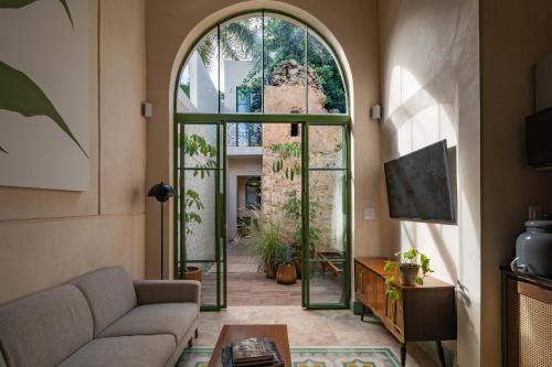 a living room with an arched glass door at Casa Pistache, colonial hideout in Campeche