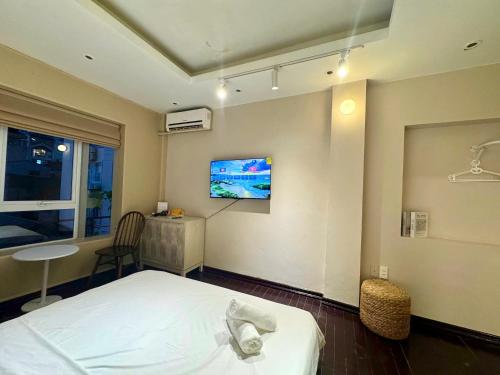 - une chambre à l'hôpital avec un lit et une télévision dans l'établissement Skylux Hanoi Homestay, à Hanoï