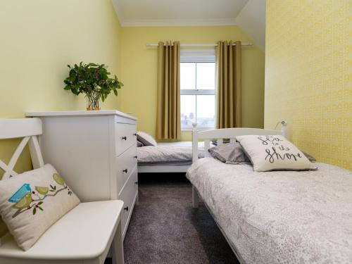 イーストボーンにある3 Bed in Eastbourne EHC38のベッド2台と窓のある寝室