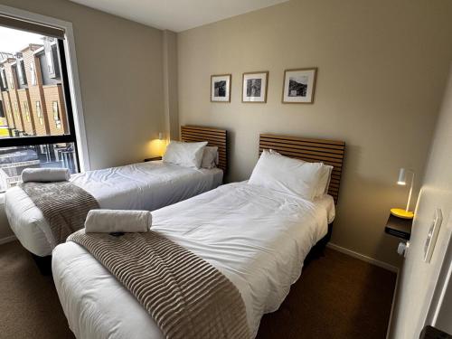 une chambre avec deux lits et une fenêtre dans l'établissement Queenstown Retreat, à Queenstown