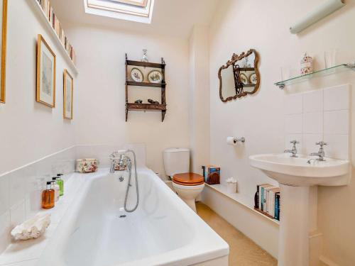 Lyonshallにある2 Bed in Kington 92986の洗面台、浴槽、トイレを備えたバスルーム