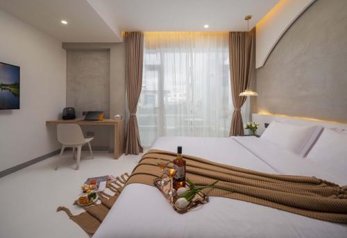 une chambre avec un grand lit blanc et un bureau dans l'établissement Sanya ZRS Nature Reading·Mubai Jing Seaview Homestay, à Yamamin